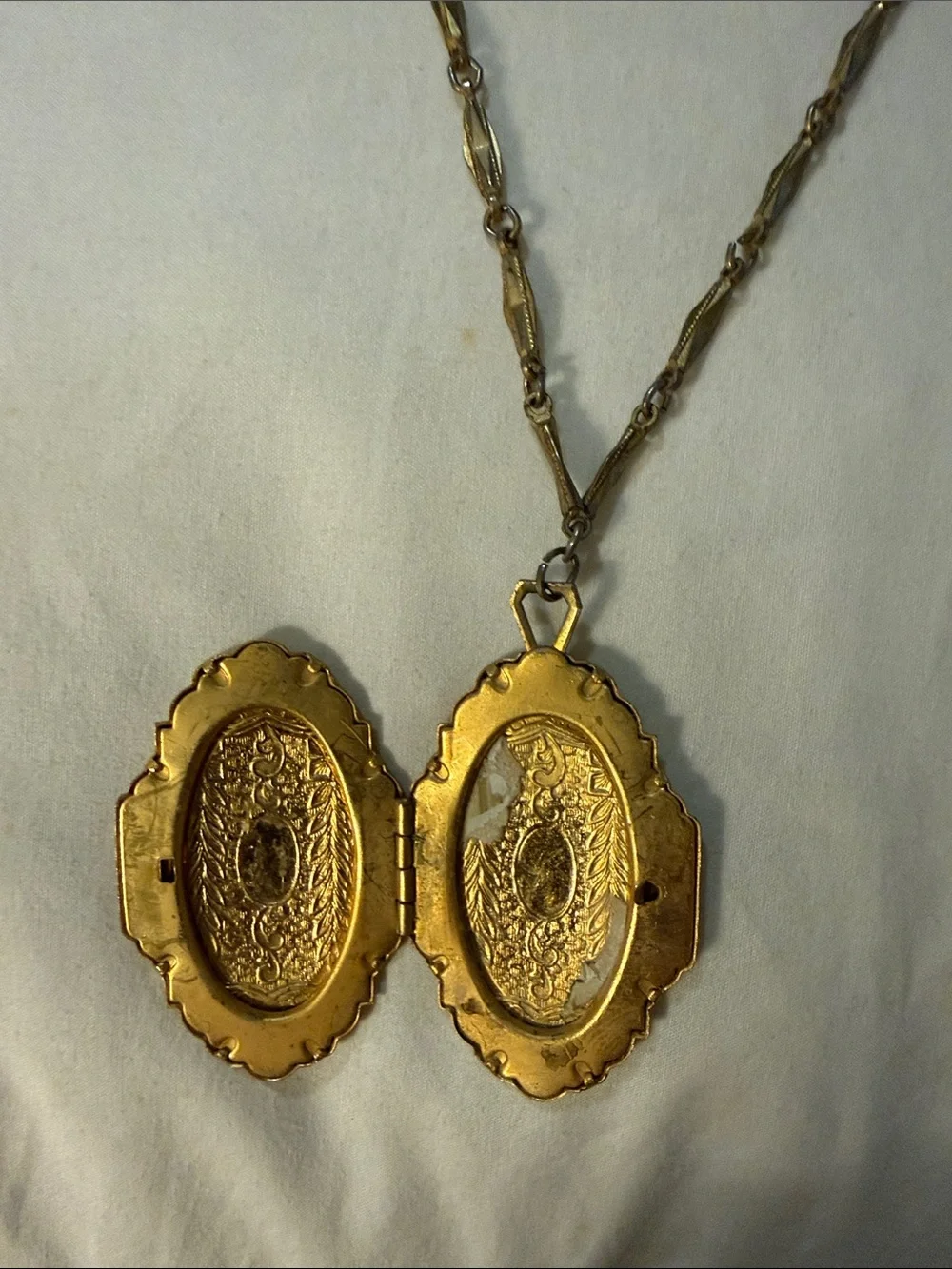 Vintage Gold-Tone Locket Necklace - Elegant Women Jewelry